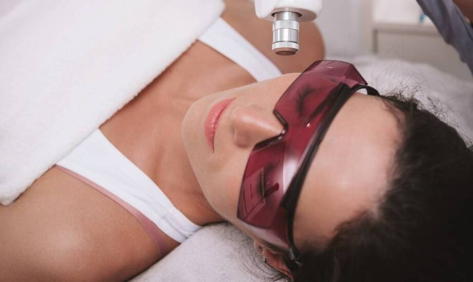 W jaki sposób laseroterapia wspiera proces redukcji zmarszczek?