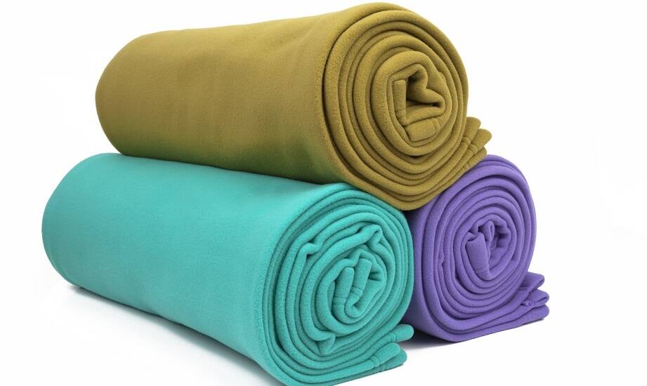 Kolorowe polarowe koce jako dekoracyjny element w pokoju dziecięcym