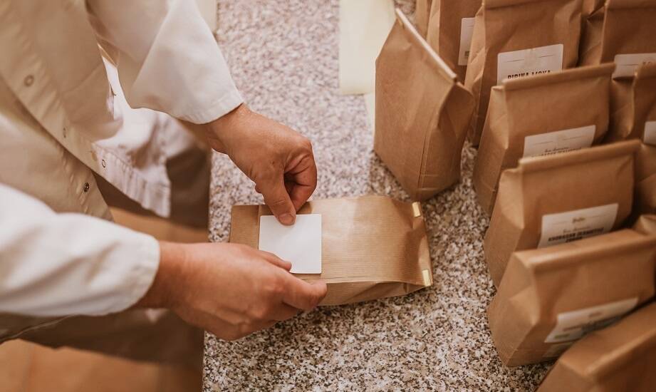 Jakie wyzwania pojawiają się przy produkcji etykiet typu peel-off?