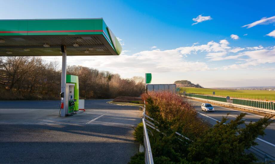 Przewodnik po stacjach paliw z udogodnieniami na autostradzie A