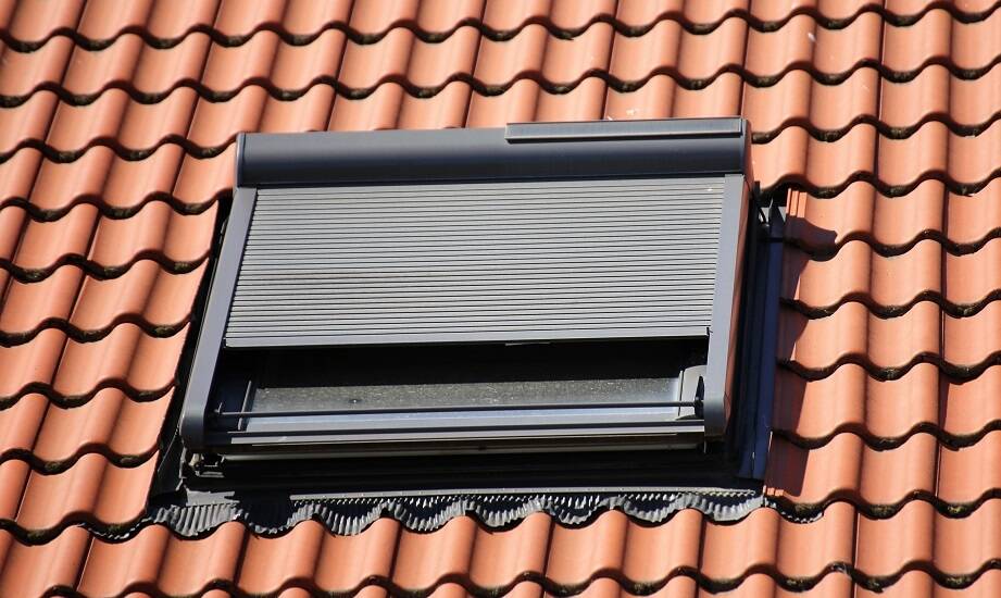 Jak rolety dachowe do okien mogą zwiększyć bezpieczeństwo domu?