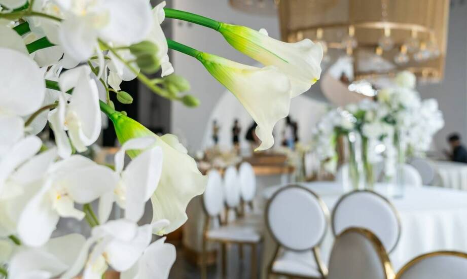 Przestronna klimatyzowana sala weselna – komfort gości w restauracji