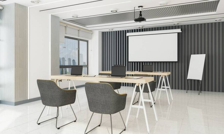 Przewodnik po wyposażeniu szkoleniowych sal – na co zwrócić uwagę przed wynajmem?