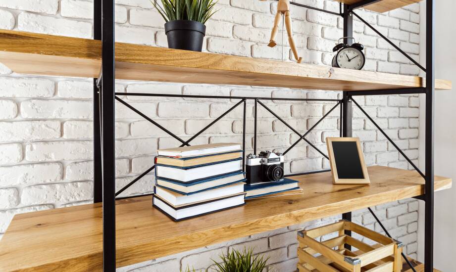 Dlaczego warto inwestować w drewniane modułowe półki?