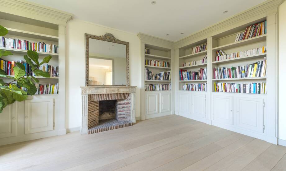 Jakie rodzaje drewnianych regałów do książek wybrać do nowoczesnego wnętrza?