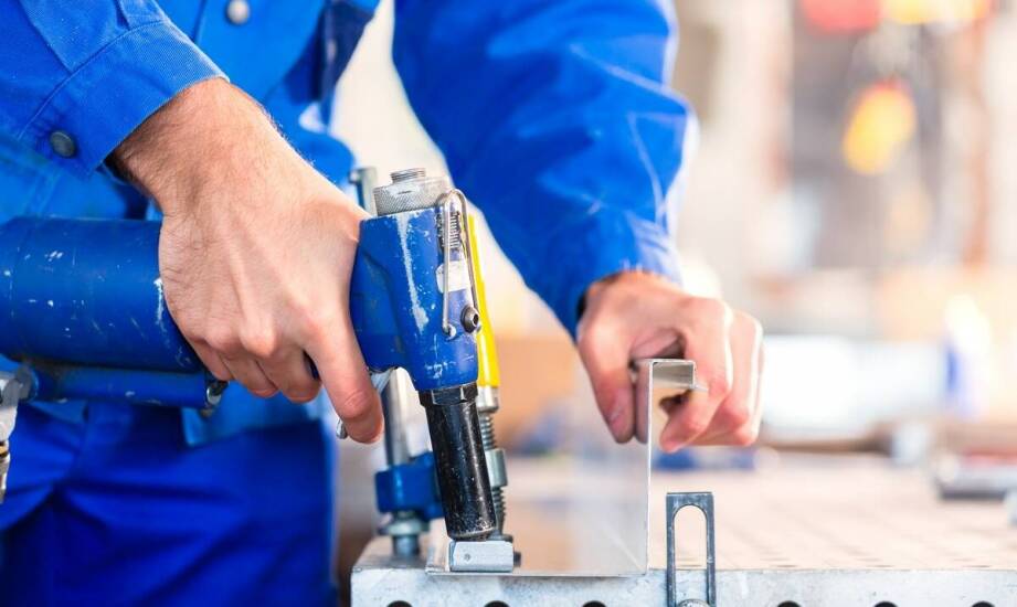 Co obejmuje obróbka blacharska balkonu?