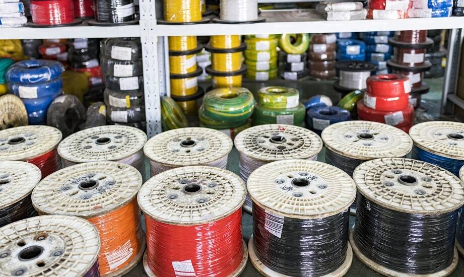 Korzyści ze współpracy z elektrotechniczną hurtownią dla małych firm