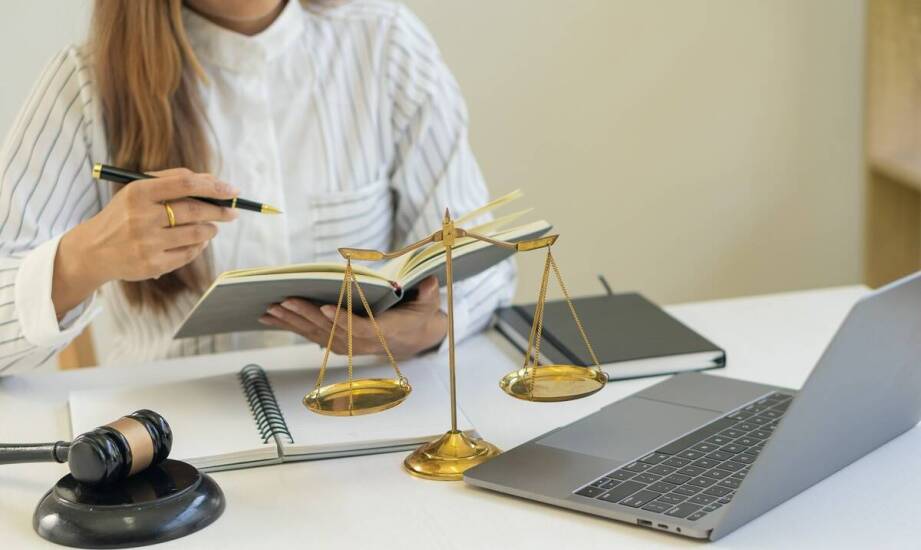 Jakie są zalety korzystania z pomocy prawnej online przy dochodzeniu roszczeń?