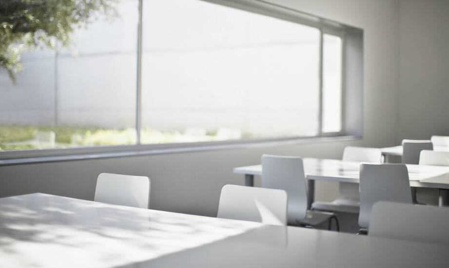 Jak dwukolorowe meble mogą odmienić wygląd pracowniczej stołówki?