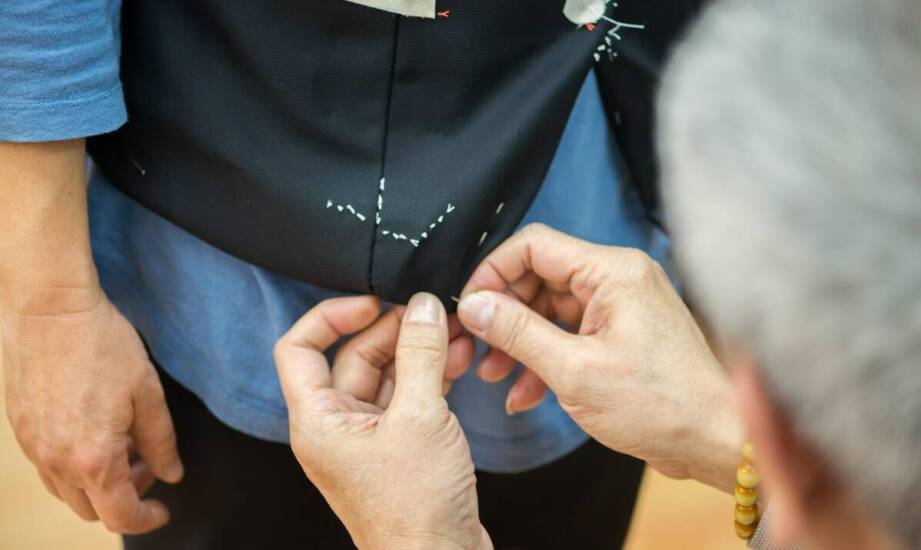 Dlaczego podklejanie materiałów jest istotne przy produkcji odzieży?