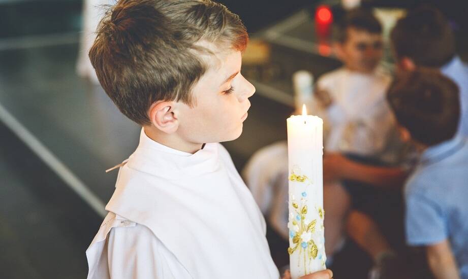 Personalizacja ozdób na świecę komunijną: wyjątkowy akcent