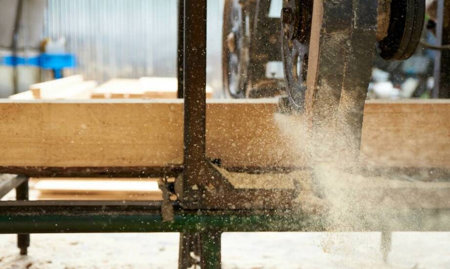 Technologie obróbki drewna w produkcji modrzewiowych desek