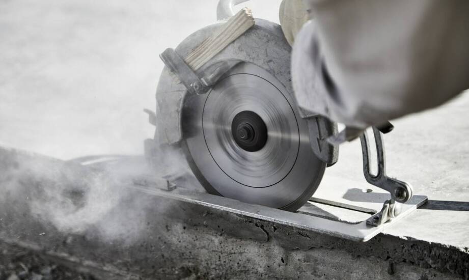 Jakie są korzyści z minimalizacji drgań przy cięciu żelbetu?