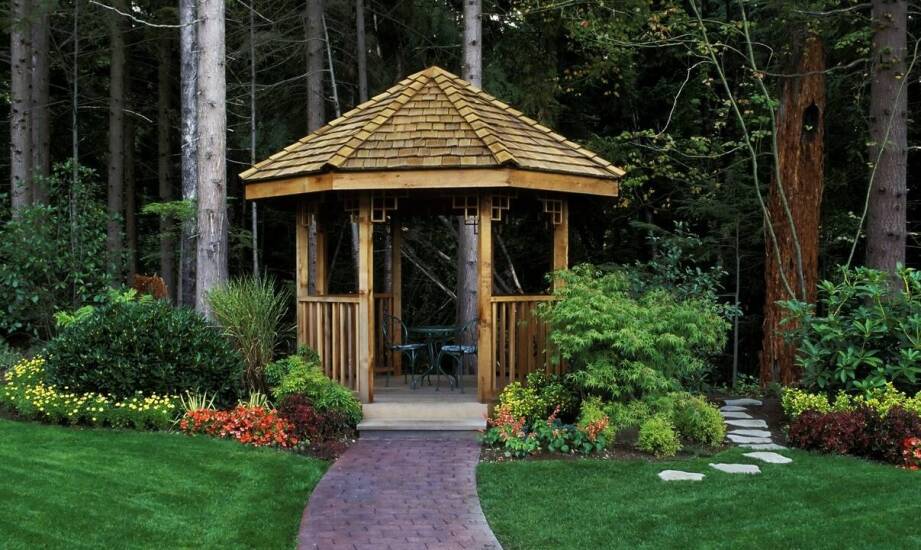 Jakie korzyści niesie organizacja spotkań w chatce grillowej podczas wyjazdu?