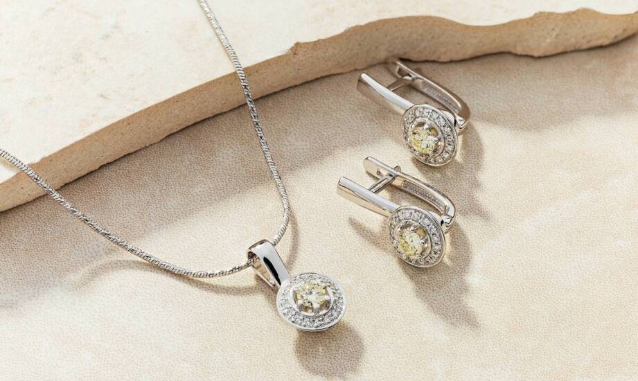 Zawieszki do biżuterii hurt – jak wpływają na estetykę finalnych wyrobów?