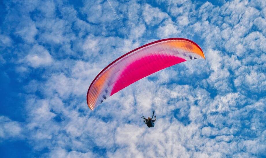 Skoki tandemowe: co warto wiedzieć o bezpieczeństwie i certyfikatach dla instruktorów?