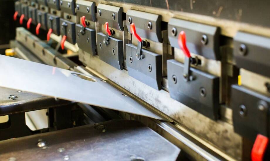 Jak proces tłoczenia blach zapewnia trwałość progów i błotników?