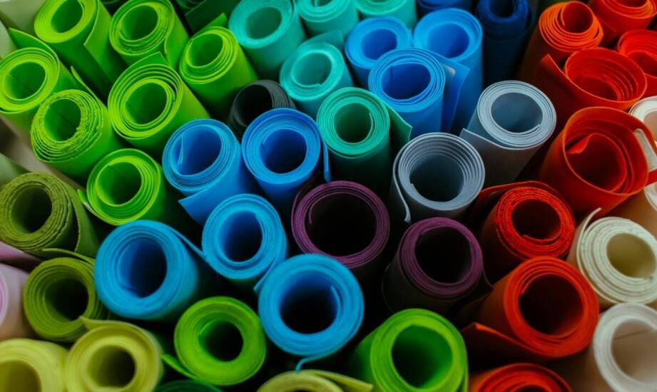 Jakie kolory i faktury plexi są dostępne w nowoczesnej produkcji?