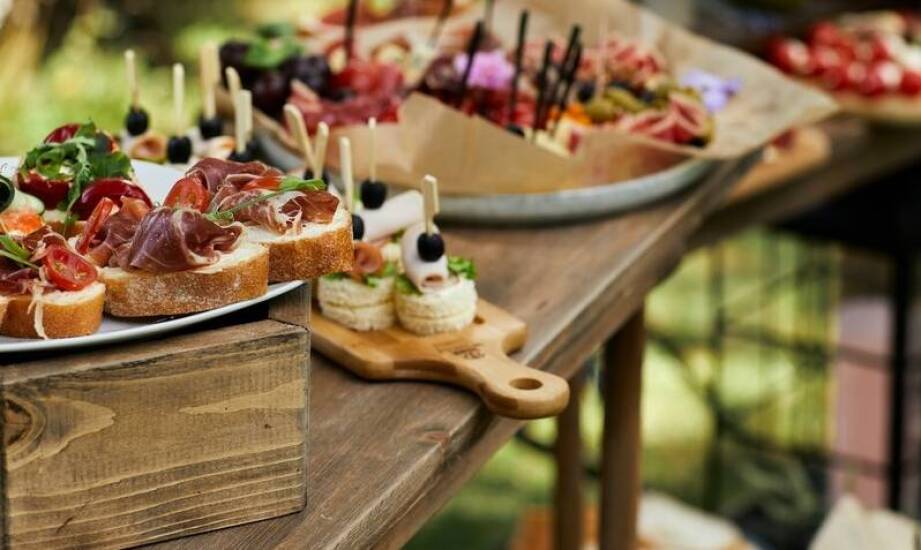 Jak eventowy catering z indywidualnym menu podnosi rangę Twojego wydarzenia?