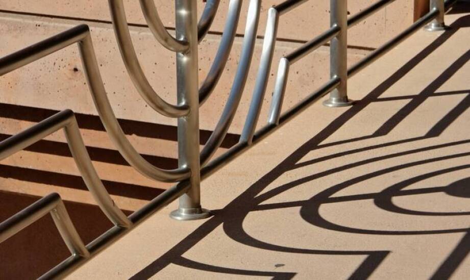 Co wyróżnia nierdzewne balustrady z drewnem spośród innych rozwiązań?