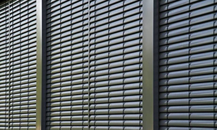 Jakie dodatkowe funkcje mogą mieć nowoczesne zewnętrzne rolety?