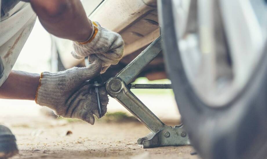 Ręczne narzędzia a hydrauliczne w kontekście odbijania opony z felgi