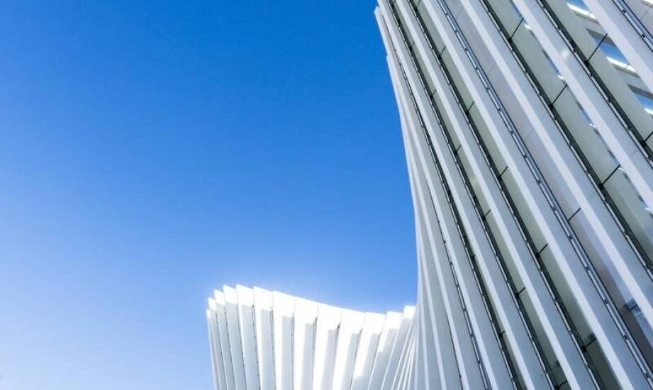 Jak lity poliwęglan wpływa na estetykę nowoczesnych konstrukcji budowlanych?