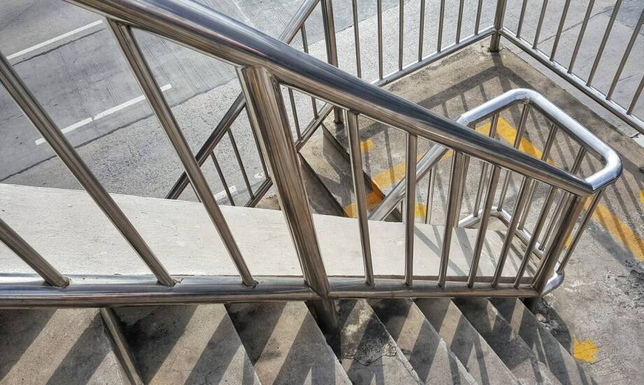 Jak dokładny pomiar schodowej balustrady wpływa na bezpieczeństwo użytkowania?