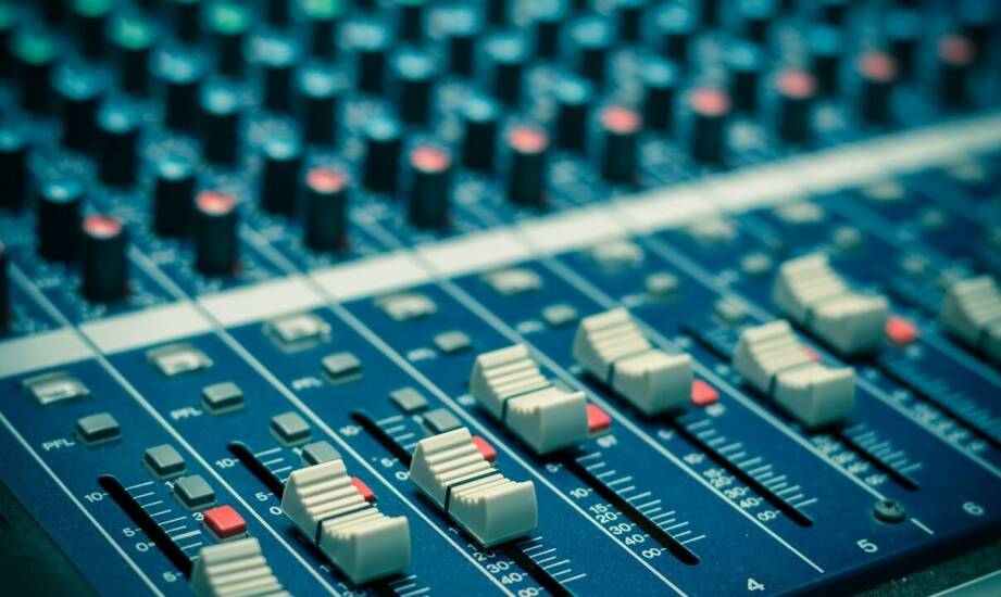 Jakie korzyści przynoszą audio miksery w systemach nagłośnieniowych 100V?