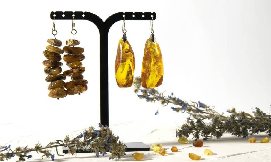 Historia i rozwój artystycznych kolczyków ze szkła – od tradycji do nowoczesności