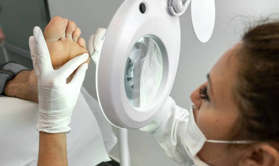 Jakie są najczęstsze problemy stóp rozwiązywane przez podologa?