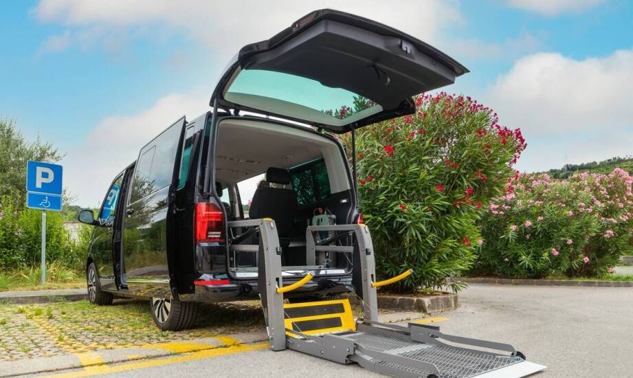Przewóz osób starszych i niepełnosprawnych: jak "Kamil Przewozy" dostosowuje pojazdy?