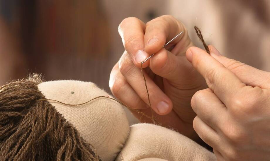 Rzemiosło artystyczne: jak powstają ręcznie robione bożonarodzeniowe szopki?