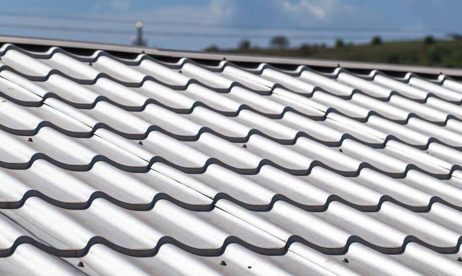 Estetyka i funkcjonalność – jak blachodachówka z posypką zmienia wygląd dachu?