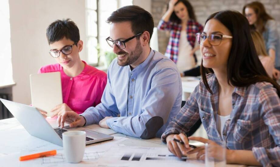 Znaczenie online programów menedżerskich dla młodych specjalistów