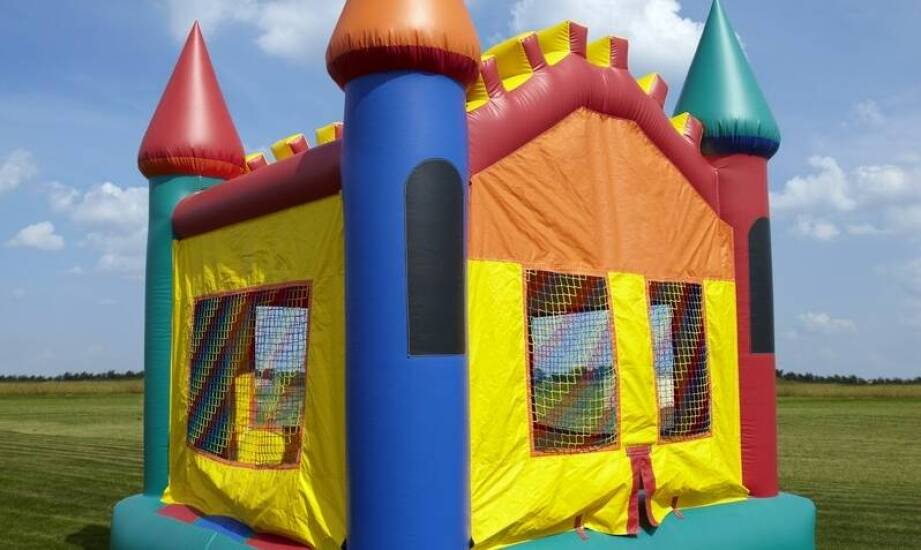 Wynajem dmuchanych atrakcji: jak zadbać o komfort dla uczestników?