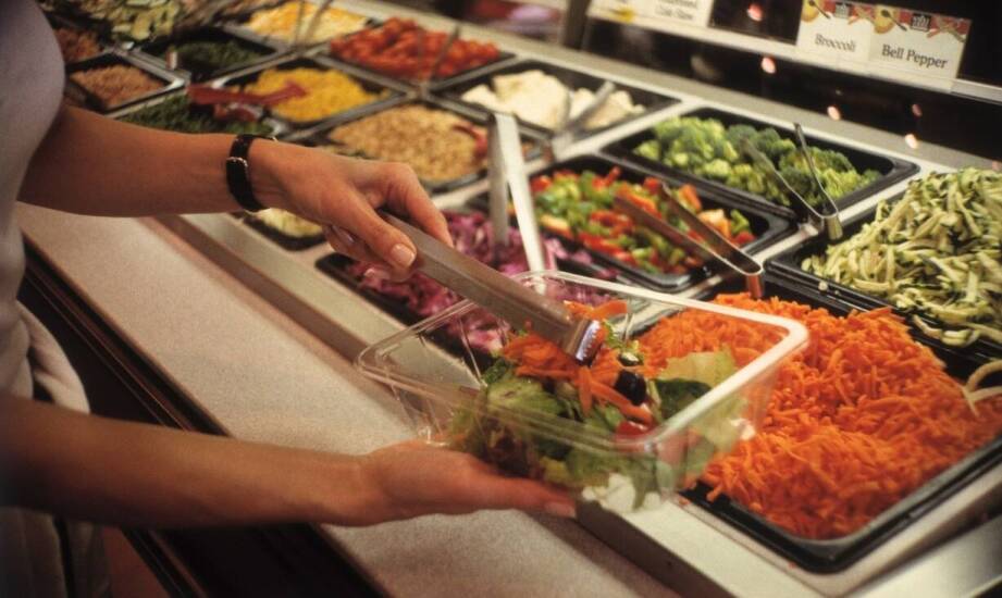 Jakie są wyzwania związane z cateringiem dla szkół w Ślesinie?