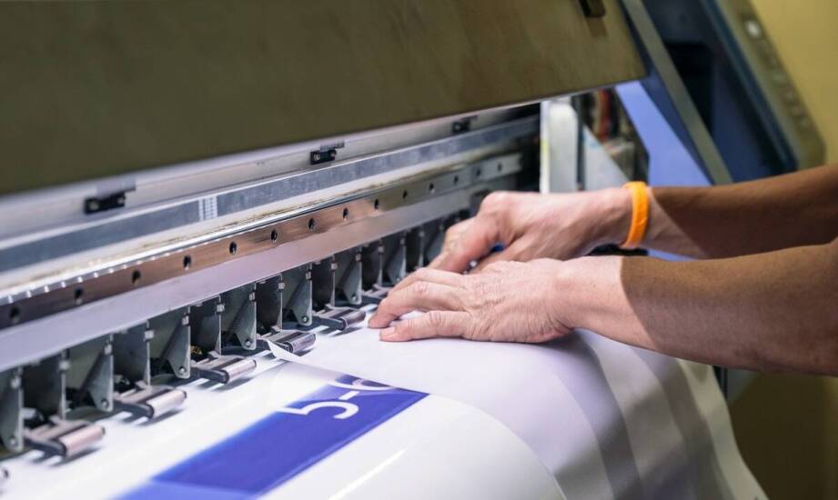 Drukowanie materiałów reklamowych: Jak wielkoformatowy druk wspiera branding?