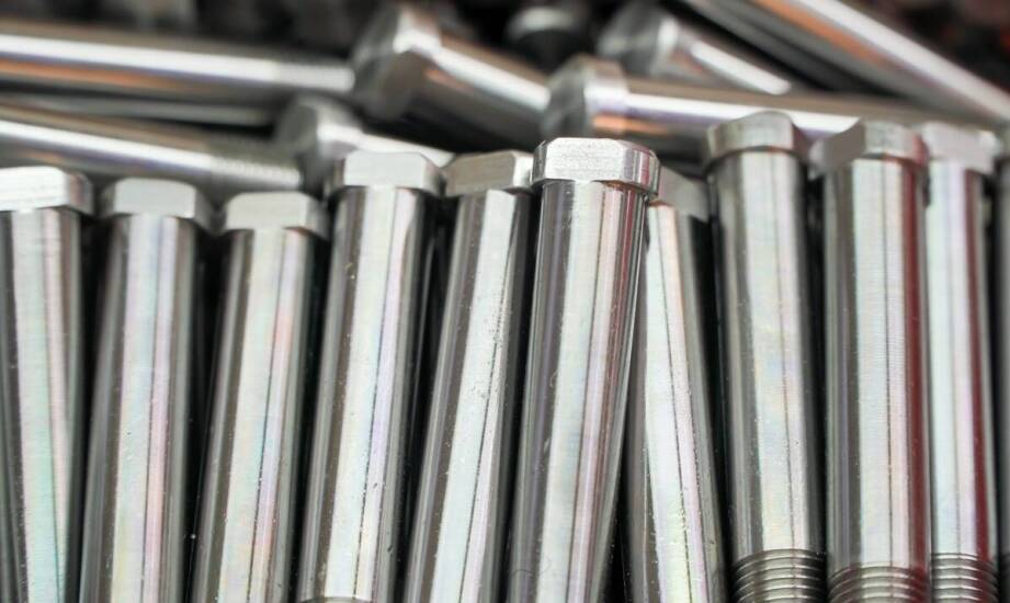 Jakie są najważniejsze właściwości sworzni stosowanych w budownictwie?