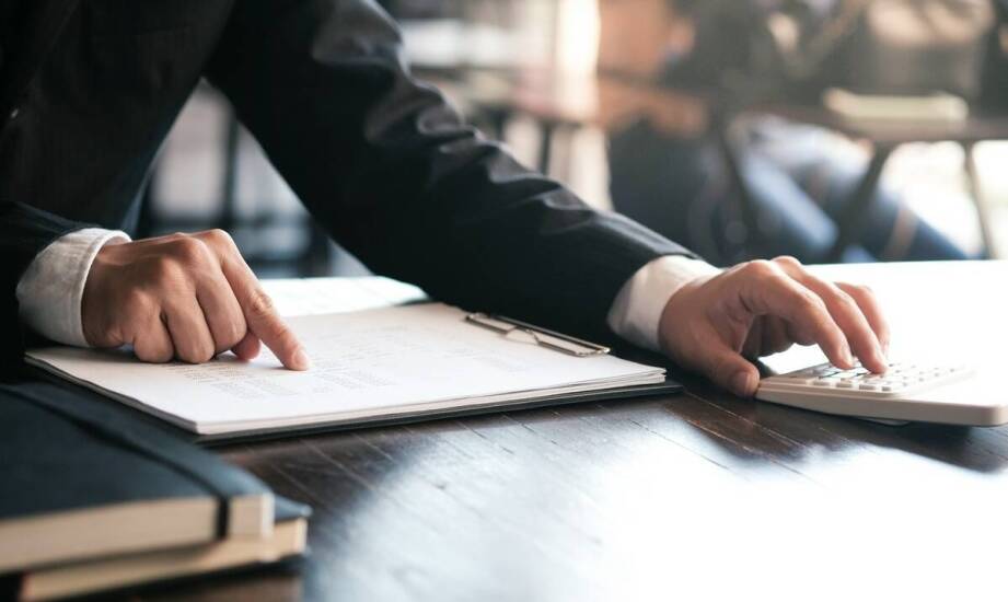 Czynności notarialne poza siedzibą kancelarii – co warto wiedzieć o notarialnej taksie?