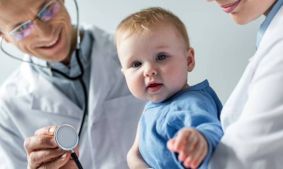 Znaczenie wczesnej diagnostyki w przypadku małych oczu u niemowlaka.