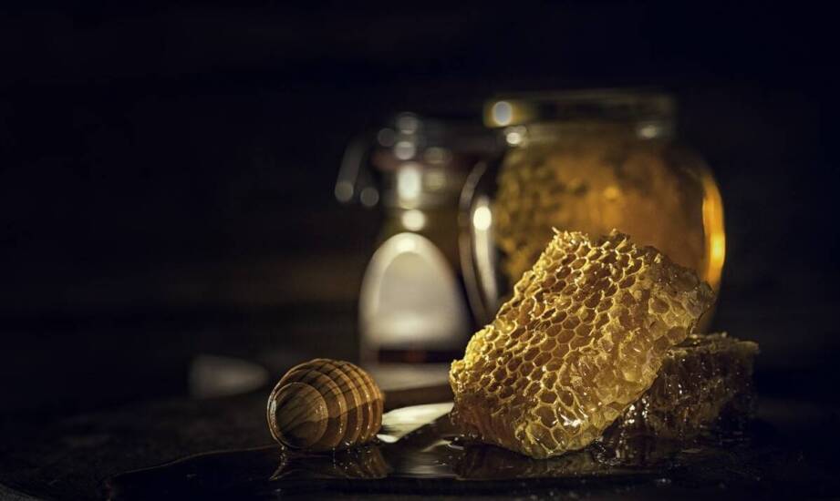 Naturalny miód jako słodzik do herbaty: zalety i zastosowanie