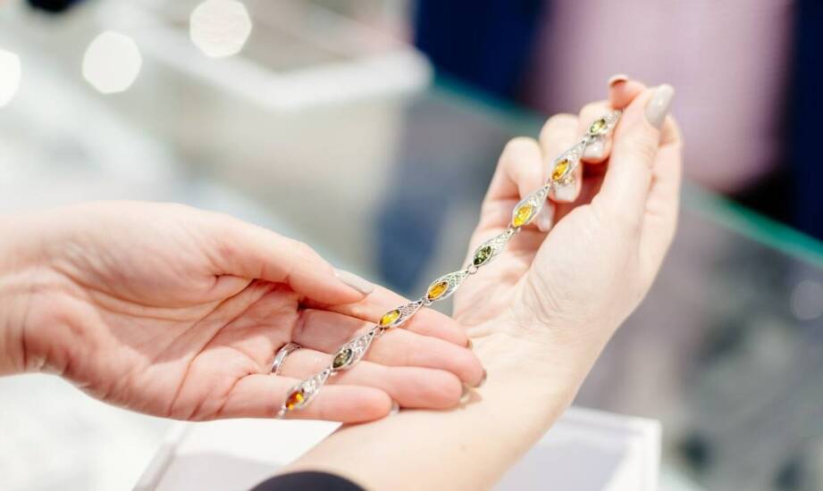 Dlaczego warto mieć piesek charms w swojej kolekcji biżuterii?