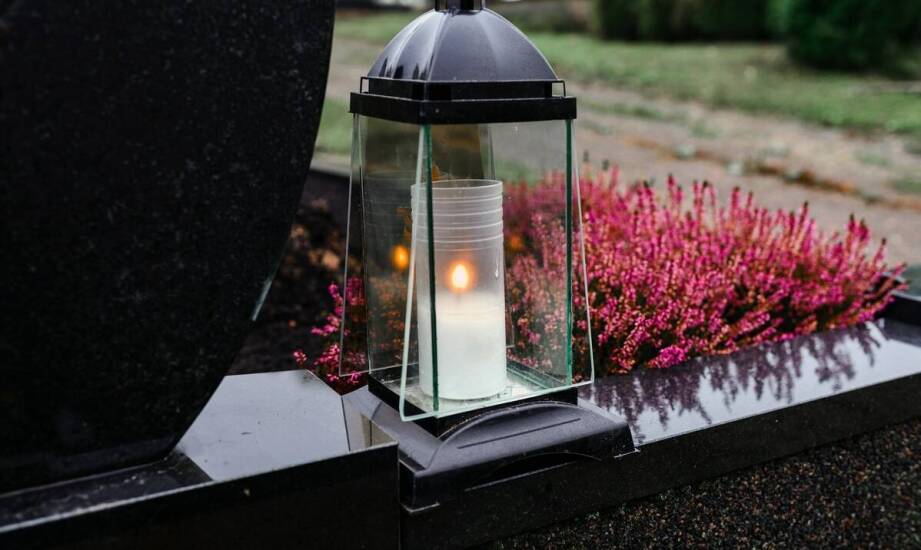 Znicze na pogrzebie i ich wpływ na estetykę miejsca pochówku.