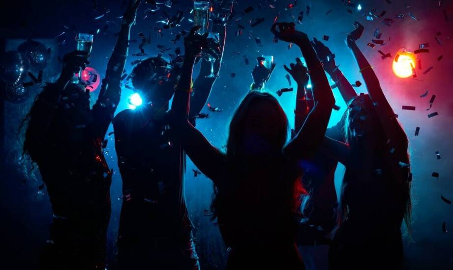 Jak bus dance wpływa na atmosferę podczas tematycznych wieczorów?