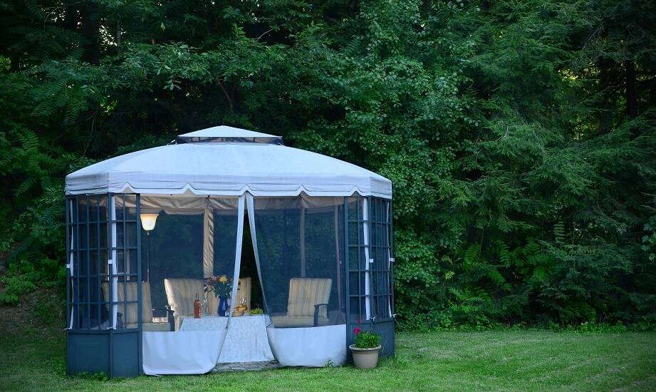 Jakie elementy wyposażenia warto uwzględnić w ogrodowej altanie?