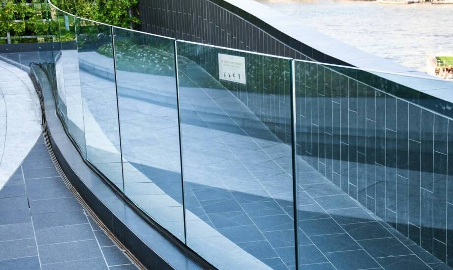 Proces montażu samonośnych balustrad całoszklanych – krok po kroku