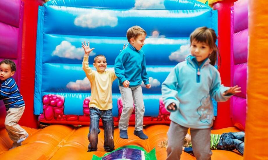 Jak zorganizować plenerową imprezę z użyciem dmuchańców?