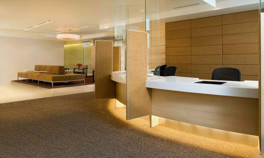 Jakie są korzyści z posiadania kompozytowych podłóg w miejscach o dużym natężeniu ruchu?