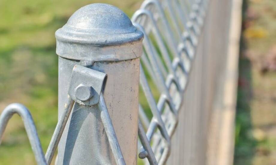 Jaki wpływ ma zaślepka na słupek na długowieczność konstrukcji ogrodzenia?